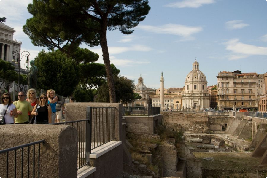 Roma___Augustus_Foro___courtesy_by_Fototeca_ENIT-90-900-675-80-rd-255-255-255 Augustus